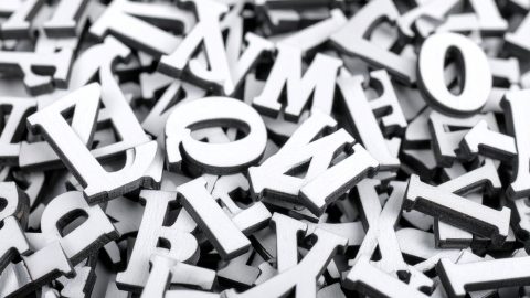 Aus Buchstaben unterschiedlicher Größe zusammengesetzte Fläche